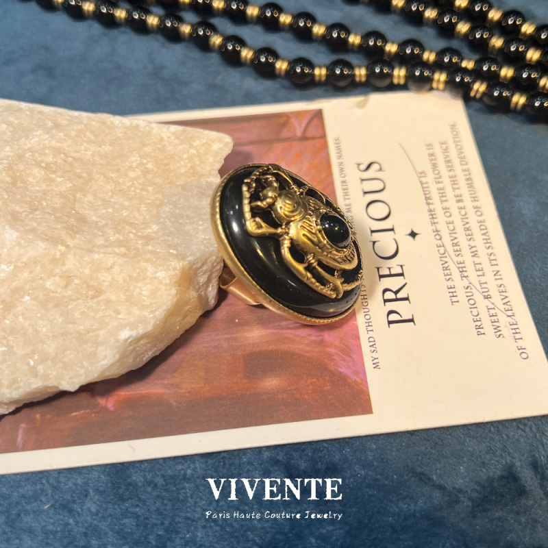 Ékszerszett: nyaklánc, fülbevaló és gyűrű retro méh motívummal, achát részletekkel, réz alap, medálok cink ötvözetből, gyöngyös lánc, elektroplakolt felület