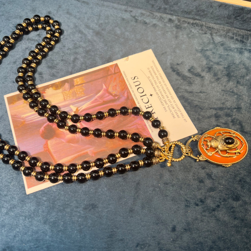 Ékszerszett: nyaklánc, fülbevaló és gyűrű retro méh motívummal, achát részletekkel, réz alap, medálok cink ötvözetből, gyöngyös lánc, elektroplakolt felület