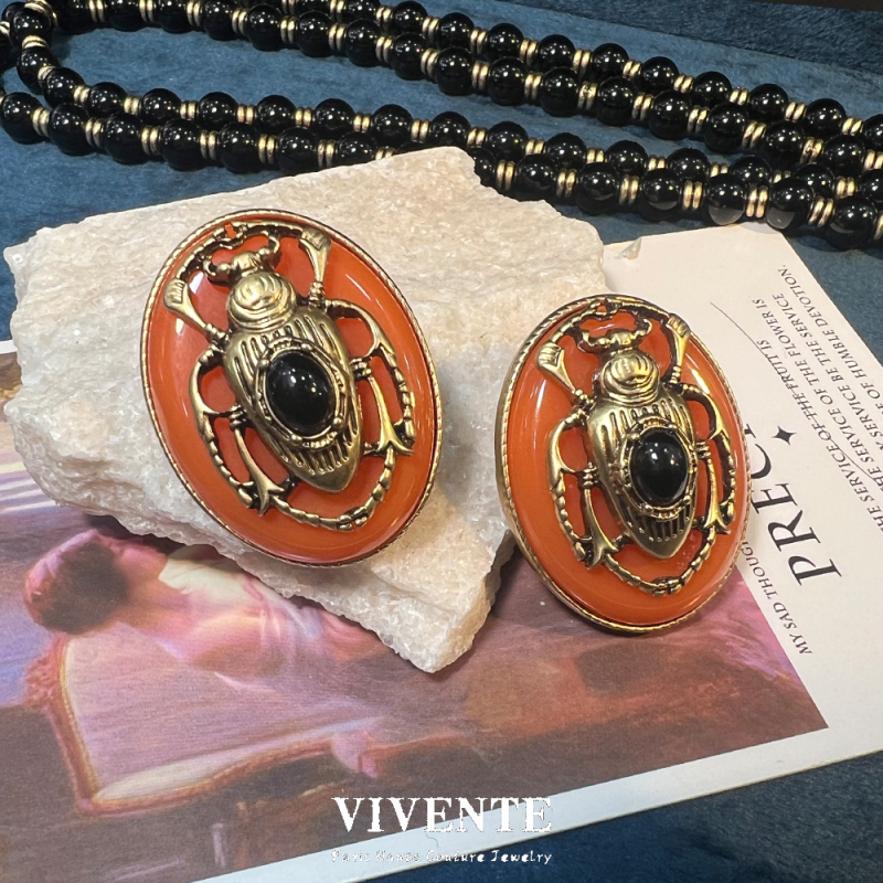 Ékszerszett: nyaklánc, fülbevaló és gyűrű retro méh motívummal, achát részletekkel, réz alap, medálok cink ötvözetből, gyöngyös lánc, elektroplakolt felület