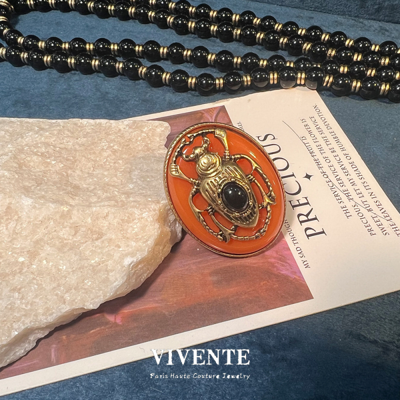 Ékszerszett: nyaklánc, fülbevaló és gyűrű retro méh motívummal, achát részletekkel, réz alap, medálok cink ötvözetből, gyöngyös lánc, elektroplakolt felület