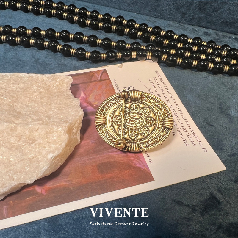 Ékszerszett: nyaklánc, fülbevaló és gyűrű retro méh motívummal, achát részletekkel, réz alap, medálok cink ötvözetből, gyöngyös lánc, elektroplakolt felület