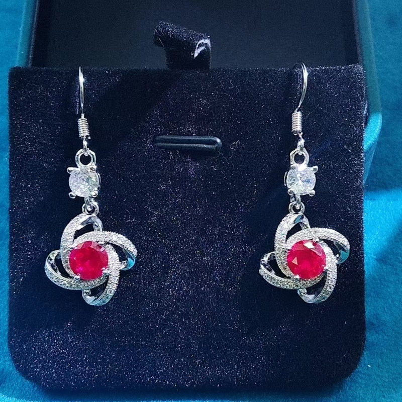 Srebrno pokriveni modni set nakita s motivom četiri lista, otvoreni prsten, naušnice i ogrlica, sintetički kamen.