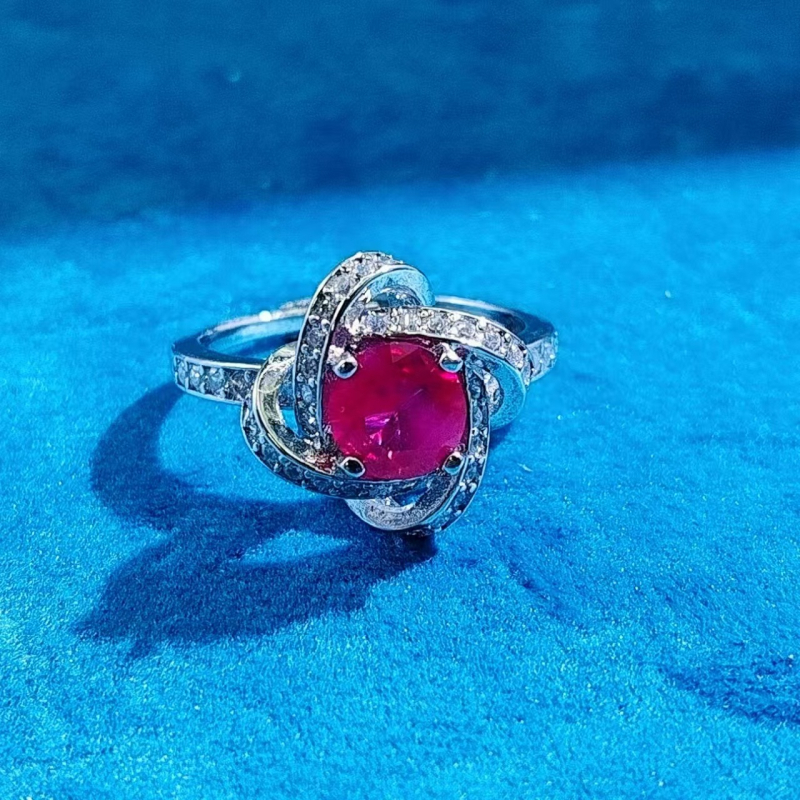 Srebrno pokriveni modni set nakita s motivom četiri lista, otvoreni prsten, naušnice i ogrlica, sintetički kamen.