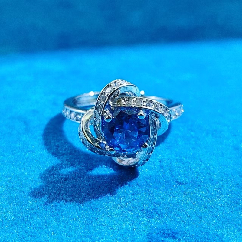 Srebrno pokriveni modni set nakita s motivom četiri lista, otvoreni prsten, naušnice i ogrlica, sintetički kamen.