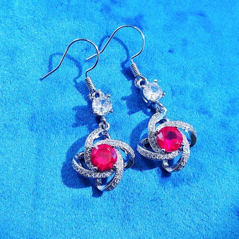 Srebrno pokriveni modni set nakita s motivom četiri lista, otvoreni prsten, naušnice i ogrlica, sintetički kamen.