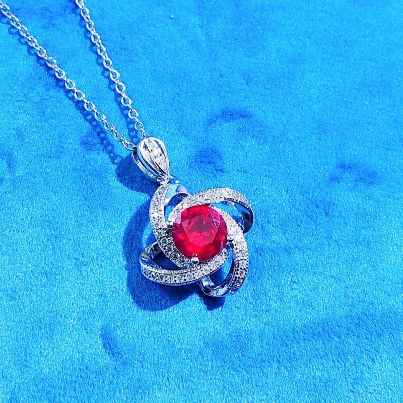 Srebrno pokriveni modni set nakita s motivom četiri lista, otvoreni prsten, naušnice i ogrlica, sintetički kamen.