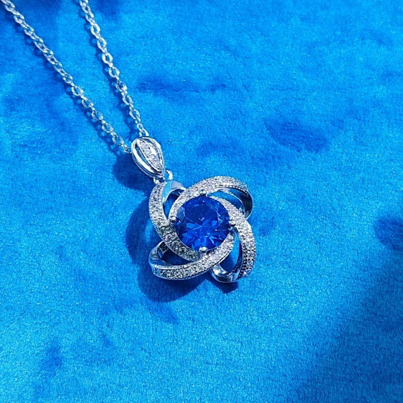 Srebrno pokriveni modni set nakita s motivom četiri lista, otvoreni prsten, naušnice i ogrlica, sintetički kamen.