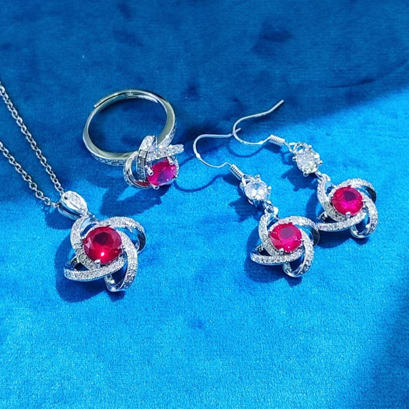 Srebrno pokriveni modni set nakita s motivom četiri lista, otvoreni prsten, naušnice i ogrlica, sintetički kamen.