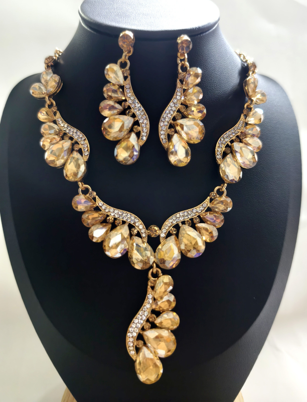 Ékszerszett: nyaklánc és fülbevaló, ötvözet, mesterséges kristály medál, O-formájú lánc, állatmotívum