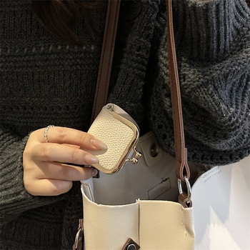 PU ādas kompakta juvelierizstrādājumu soma — svaigs un salds stils, horizontāla kvadrāta forma, sprādzes aizdare, poliestera oderde