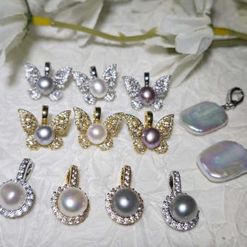 Κολιέ με μαργαριάρια γλυκού νερού, μενταγιόν σε σχήμα πεταλούδας και μπαρόκ τετράγωνο, χάλκινα στοιχεία, αποσπώμενο κούμπωμα