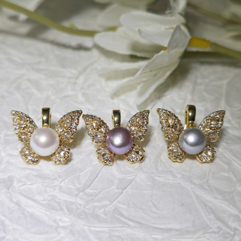 Κολιέ με μαργαριάρια γλυκού νερού, μενταγιόν σε σχήμα πεταλούδας και μπαρόκ τετράγωνο, χάλκινα στοιχεία, αποσπώμενο κούμπωμα