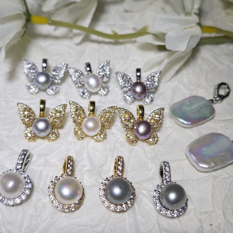 Κολιέ με μαργαριάρια γλυκού νερού, μενταγιόν σε σχήμα πεταλούδας και μπαρόκ τετράγωνο, χάλκινα στοιχεία, αποσπώμενο κούμπωμα