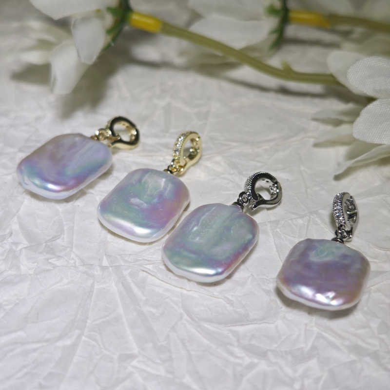 Κολιέ με μαργαριάρια γλυκού νερού, μενταγιόν σε σχήμα πεταλούδας και μπαρόκ τετράγωνο, χάλκινα στοιχεία, αποσπώμενο κούμπωμα