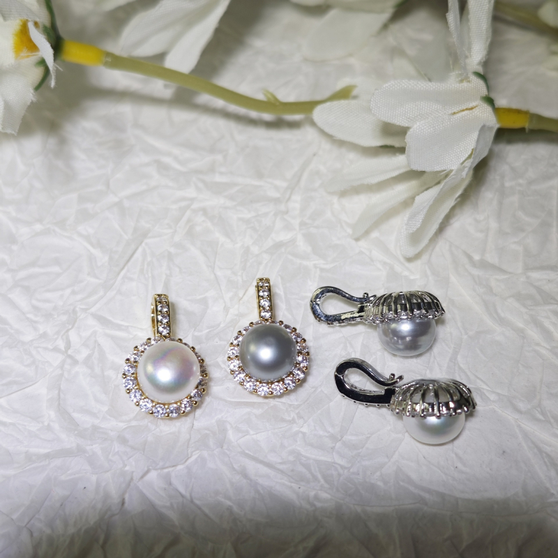 Κολιέ με μαργαριάρια γλυκού νερού, μενταγιόν σε σχήμα πεταλούδας και μπαρόκ τετράγωνο, χάλκινα στοιχεία, αποσπώμενο κούμπωμα