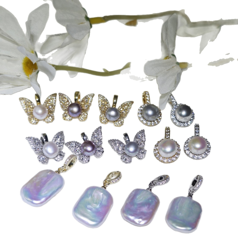 Κολιέ με μαργαριάρια γλυκού νερού, μενταγιόν σε σχήμα πεταλούδας και μπαρόκ τετράγωνο, χάλκινα στοιχεία, αποσπώμενο κούμπωμα