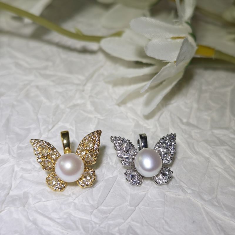 Κολιέ με μαργαριάρια γλυκού νερού, μενταγιόν σε σχήμα πεταλούδας και μπαρόκ τετράγωνο, χάλκινα στοιχεία, αποσπώμενο κούμπωμα