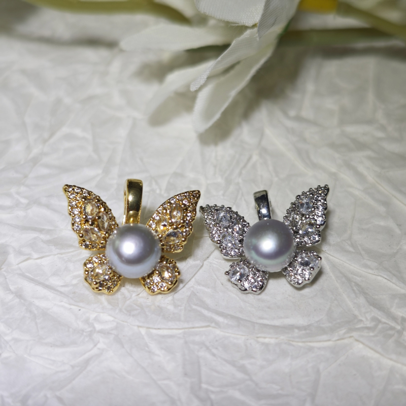 Κολιέ με μαργαριάρια γλυκού νερού, μενταγιόν σε σχήμα πεταλούδας και μπαρόκ τετράγωνο, χάλκινα στοιχεία, αποσπώμενο κούμπωμα