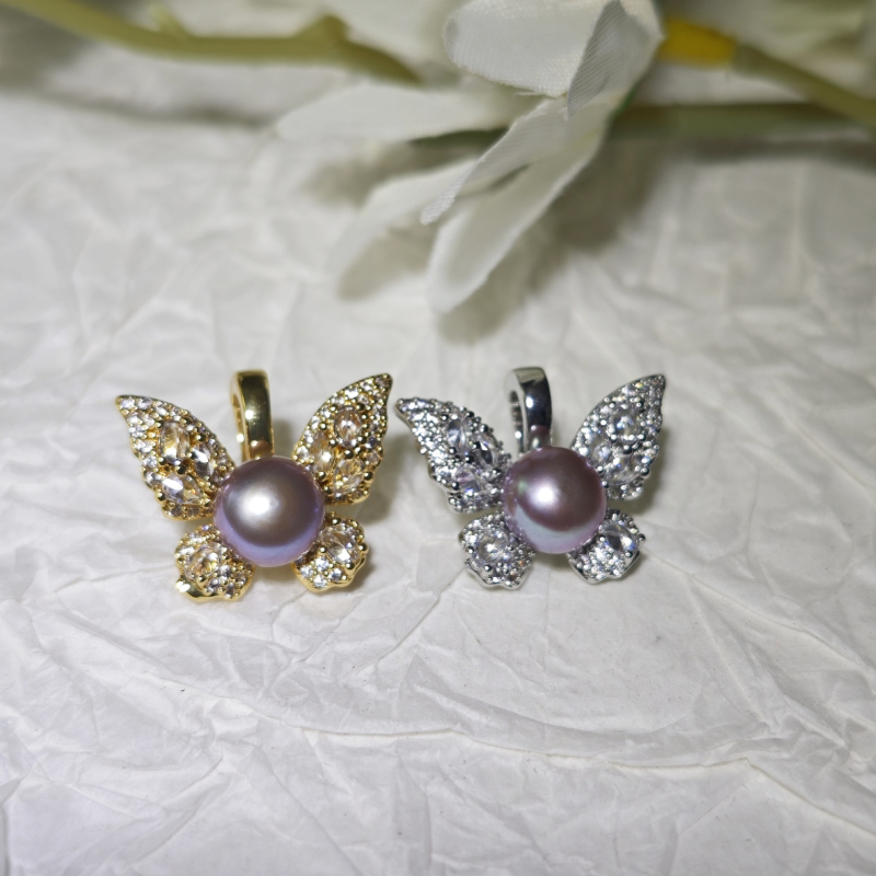 Κολιέ με μαργαριάρια γλυκού νερού, μενταγιόν σε σχήμα πεταλούδας και μπαρόκ τετράγωνο, χάλκινα στοιχεία, αποσπώμενο κούμπωμα