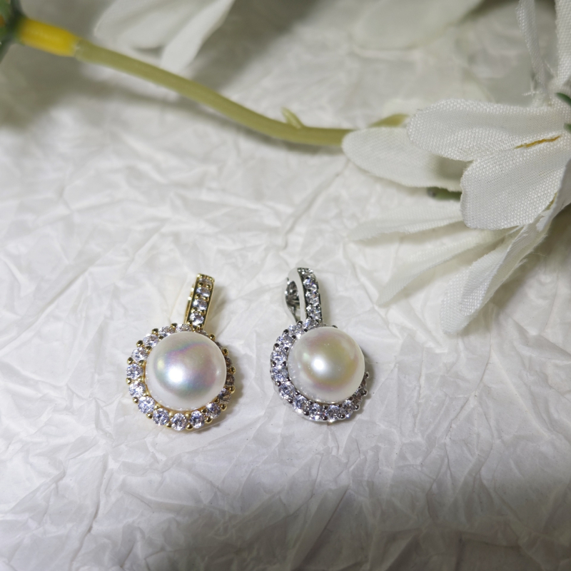 Κολιέ με μαργαριάρια γλυκού νερού, μενταγιόν σε σχήμα πεταλούδας και μπαρόκ τετράγωνο, χάλκινα στοιχεία, αποσπώμενο κούμπωμα