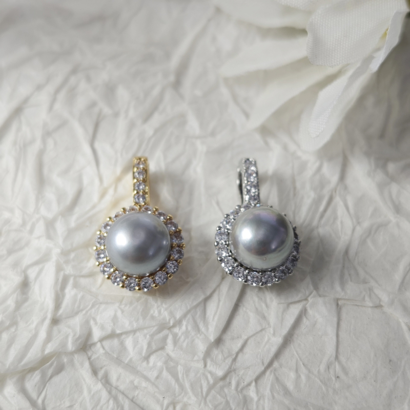 Κολιέ με μαργαριάρια γλυκού νερού, μενταγιόν σε σχήμα πεταλούδας και μπαρόκ τετράγωνο, χάλκινα στοιχεία, αποσπώμενο κούμπωμα