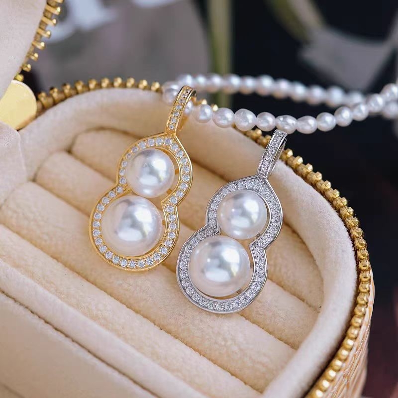 Κολιέ με μαργαριάρια γλυκού νερού, μενταγιόν σε σχήμα πεταλούδας και μπαρόκ τετράγωνο, χάλκινα στοιχεία, αποσπώμενο κούμπωμα