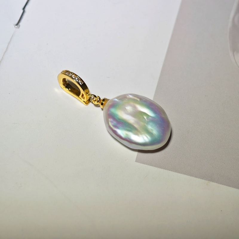 Κολιέ με μαργαριάρια γλυκού νερού, μενταγιόν σε σχήμα πεταλούδας και μπαρόκ τετράγωνο, χάλκινα στοιχεία, αποσπώμενο κούμπωμα