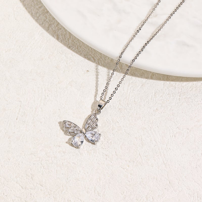 Réz fülbevaló és nyaklánc készlet O-gyűrű lánccal, medál vegyes kövekkel, motívum pillangó/insekt