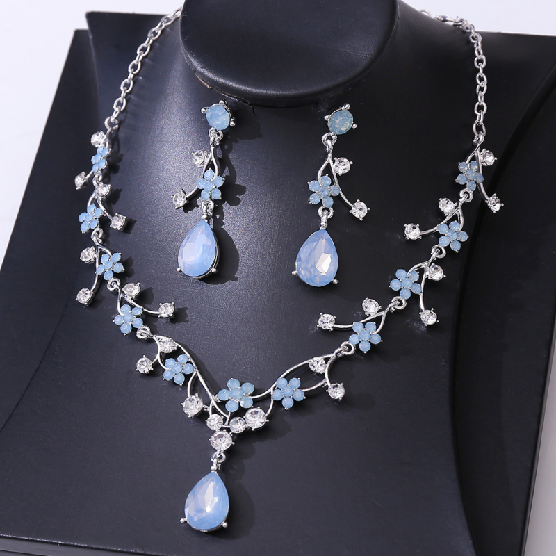 Set ogrlice i naušnica — cvjetni oblik s rhinestones, križni lanac, rhinestone privjesak, Zima 2024, osobni stil