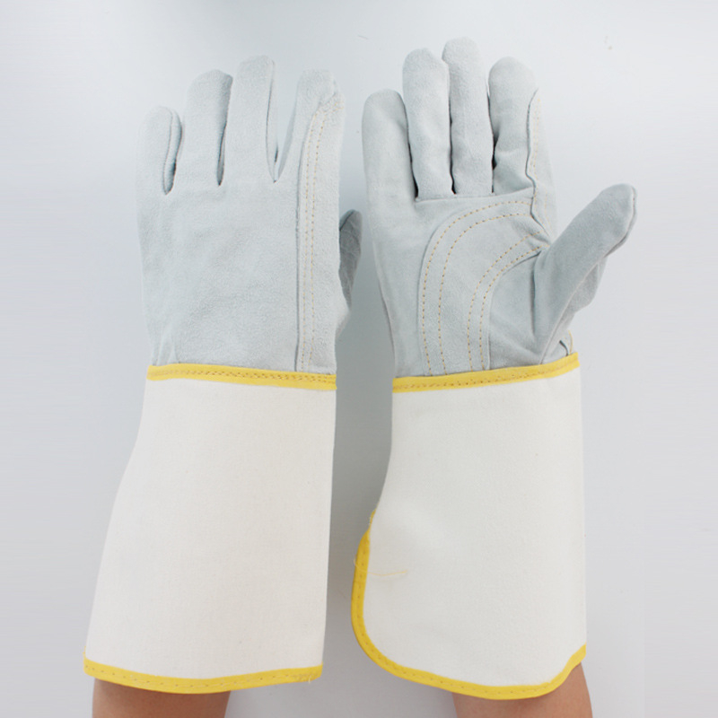 Metināšanas cimdi īsa garuma, no pilnas govs ādas, divslāņaini, ar siltumizolāciju, izturīgi pret augstām temperatūrām