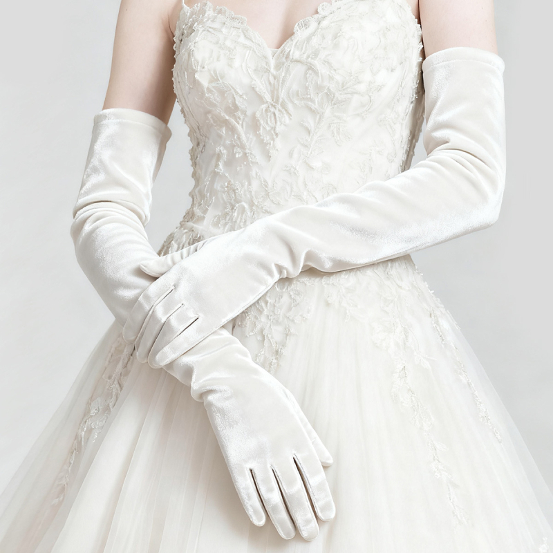 Sievietēm garas samta elastīgās cimdi, siltas ziemai un rudenim, vakara pasākumiem (bankets, balles, opera, dejošana) — materiāls: samts; funkcija: termiska; stils: oriģinālais dizains