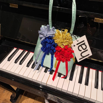 Broš s cvijetom, mješavina materijala, ljepilo, dekorativna i dvostruka upotreba, jednostavan stil