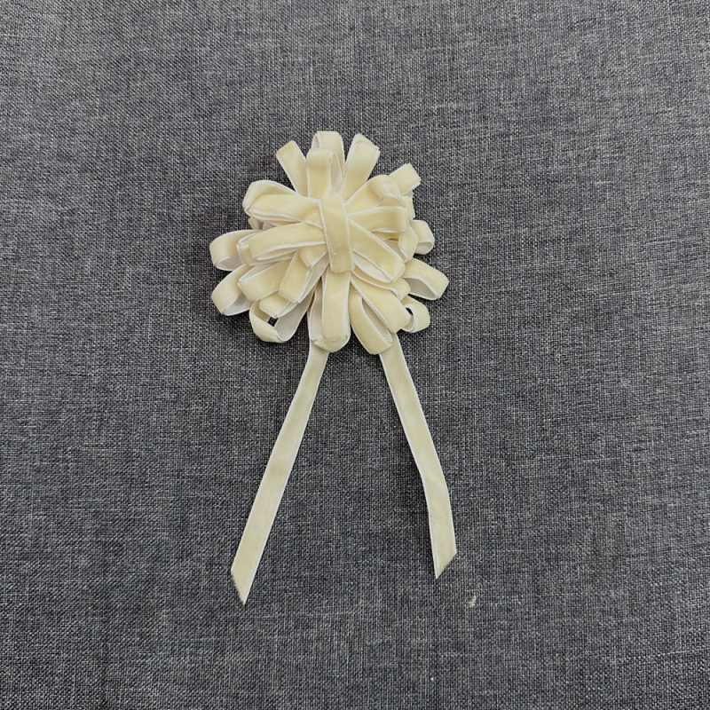 Broš s cvijetom, mješavina materijala, ljepilo, dekorativna i dvostruka upotreba, jednostavan stil