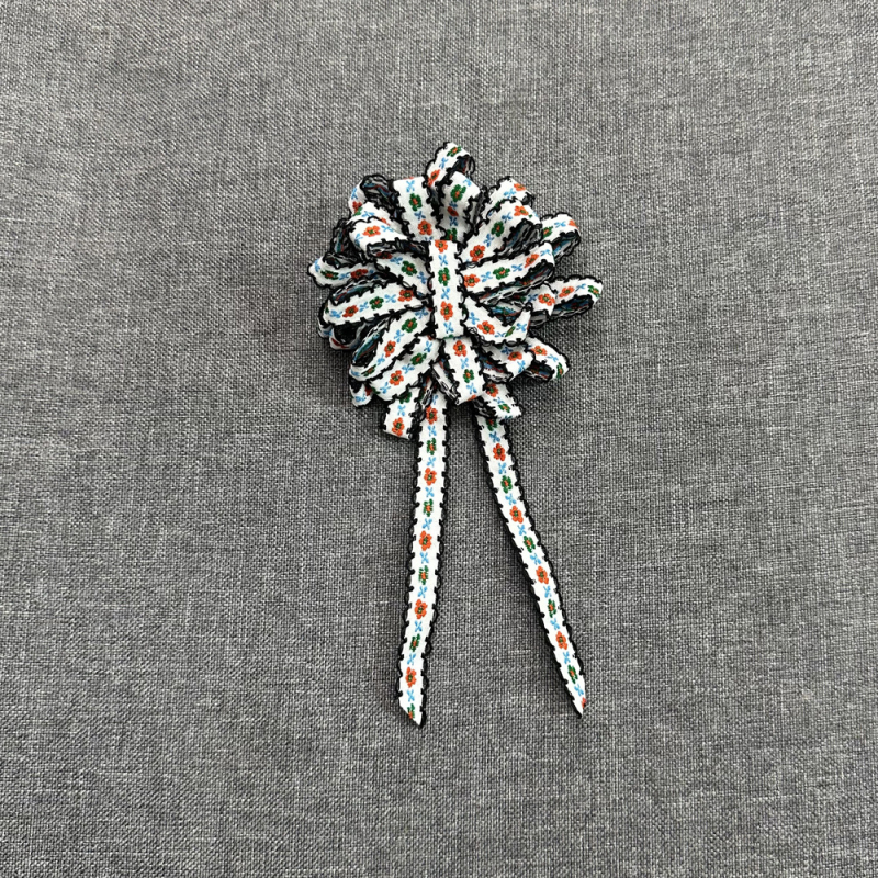 Broš s cvijetom, mješavina materijala, ljepilo, dekorativna i dvostruka upotreba, jednostavan stil