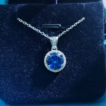 Ezüstözött ékszerkészlet mikropavé szintetikus kövekkel, hercegnői kör forma; tartalmaz fülbevalókat, nyakláncot és kézre kiegészítőket