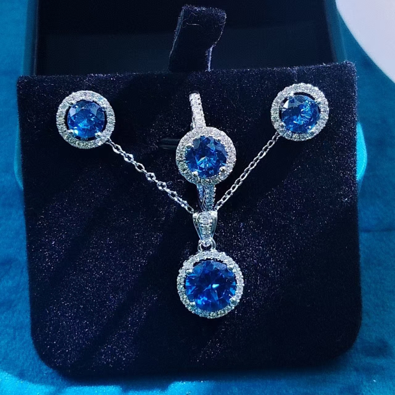 Ezüstözött ékszerkészlet mikropavé szintetikus kövekkel, hercegnői kör forma; tartalmaz fülbevalókat, nyakláncot és kézre kiegészítőket