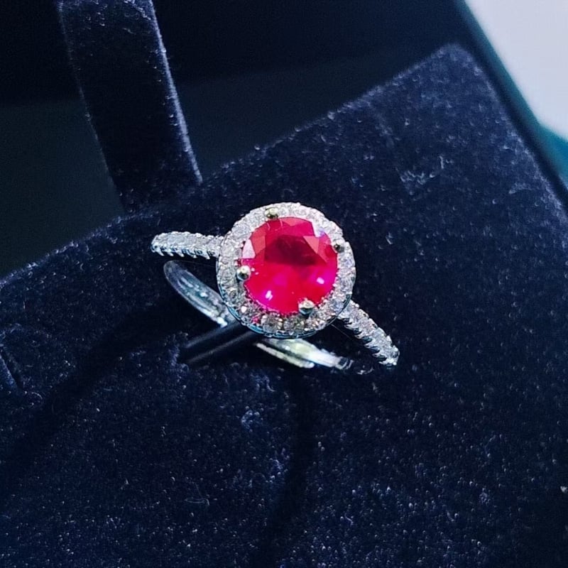 Ezüstözött ékszerkészlet mikropavé szintetikus kövekkel, hercegnői kör forma; tartalmaz fülbevalókat, nyakláncot és kézre kiegészítőket