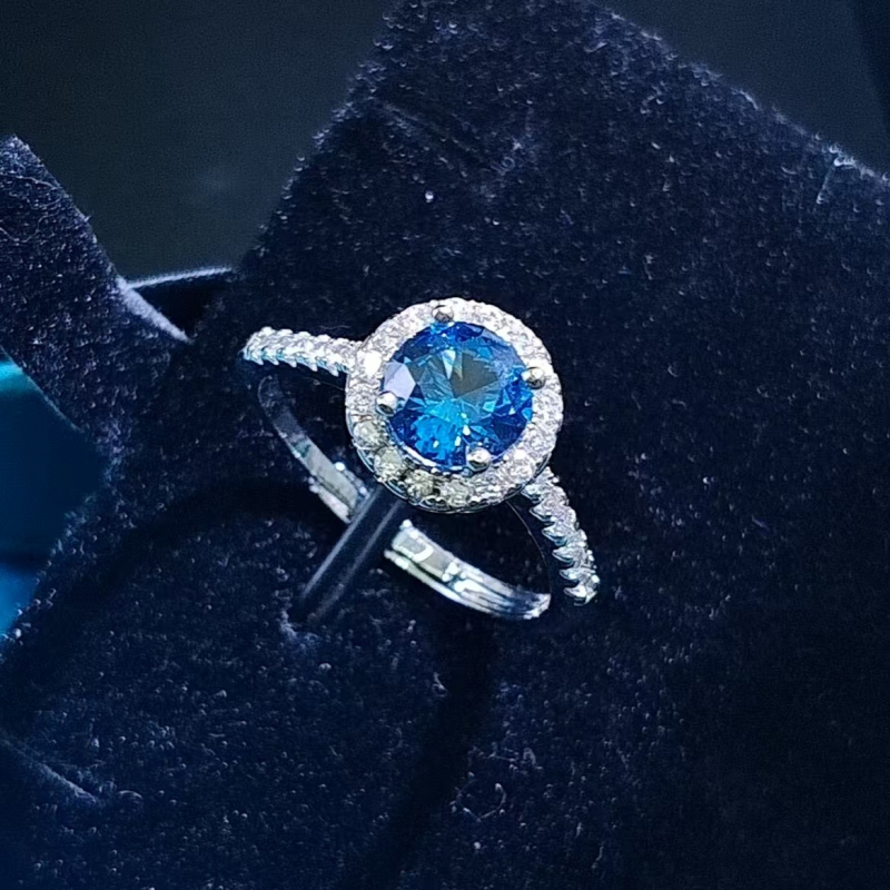 Ezüstözött ékszerkészlet mikropavé szintetikus kövekkel, hercegnői kör forma; tartalmaz fülbevalókat, nyakláncot és kézre kiegészítőket