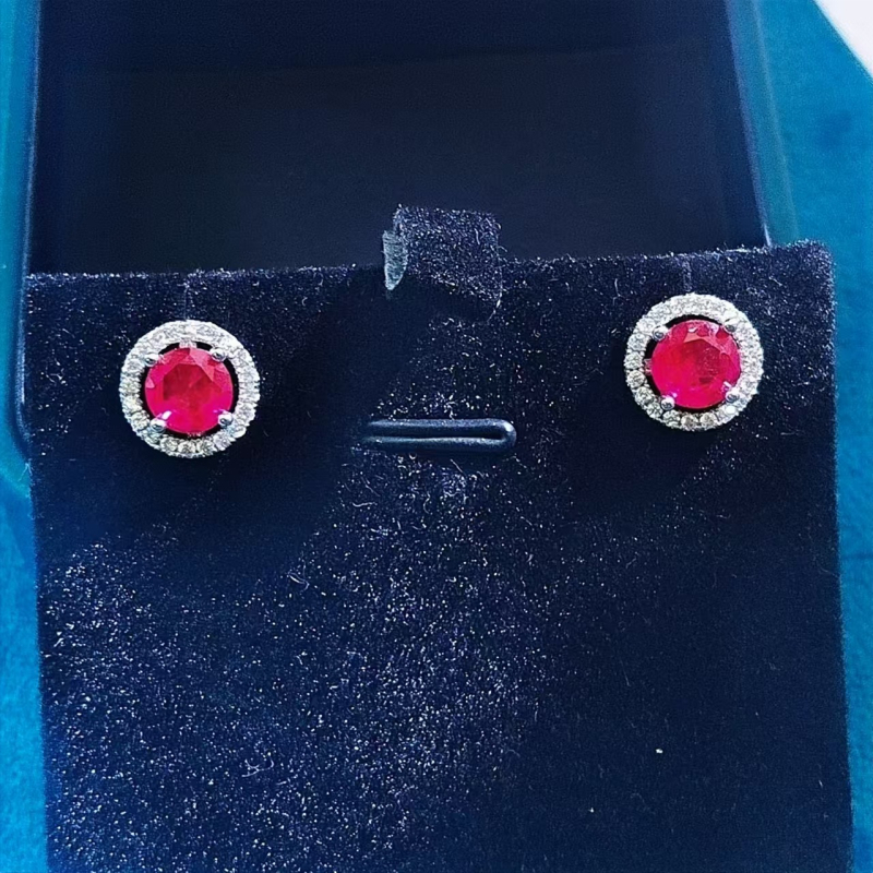 Ezüstözött ékszerkészlet mikropavé szintetikus kövekkel, hercegnői kör forma; tartalmaz fülbevalókat, nyakláncot és kézre kiegészítőket