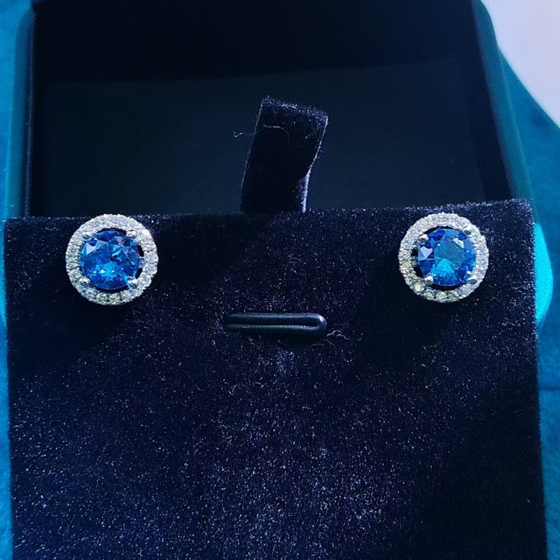 Ezüstözött ékszerkészlet mikropavé szintetikus kövekkel, hercegnői kör forma; tartalmaz fülbevalókat, nyakláncot és kézre kiegészítőket