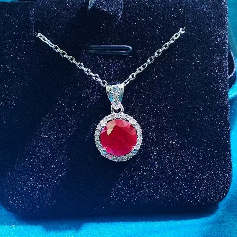 Ezüstözött ékszerkészlet mikropavé szintetikus kövekkel, hercegnői kör forma; tartalmaz fülbevalókat, nyakláncot és kézre kiegészítőket