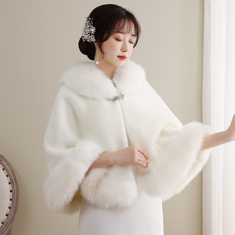Svadbeni čongsam s krznenim kaputom - za žene; Materijal: umjetna krzno; Sezone: zima, proljeće, jesen; Stil: elegantan društveni; Porijeklo: Suzhou