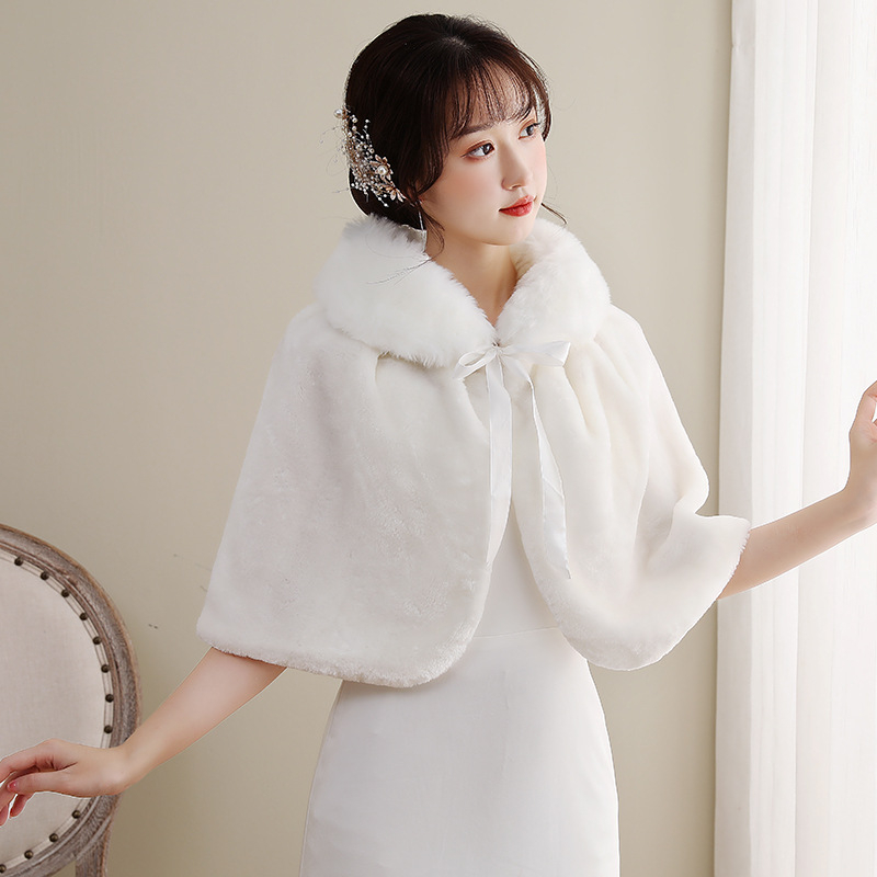 Svadbeni čongsam s krznenim kaputom - za žene; Materijal: umjetna krzno; Sezone: zima, proljeće, jesen; Stil: elegantan društveni; Porijeklo: Suzhou