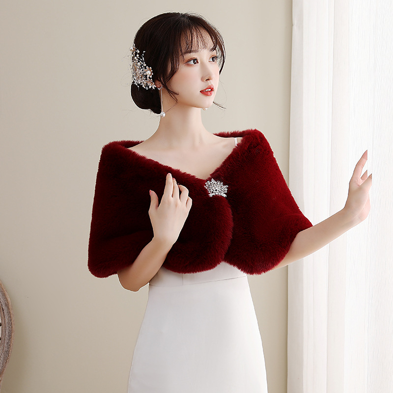 Svadbeni čongsam s krznenim kaputom - za žene; Materijal: umjetna krzno; Sezone: zima, proljeće, jesen; Stil: elegantan društveni; Porijeklo: Suzhou