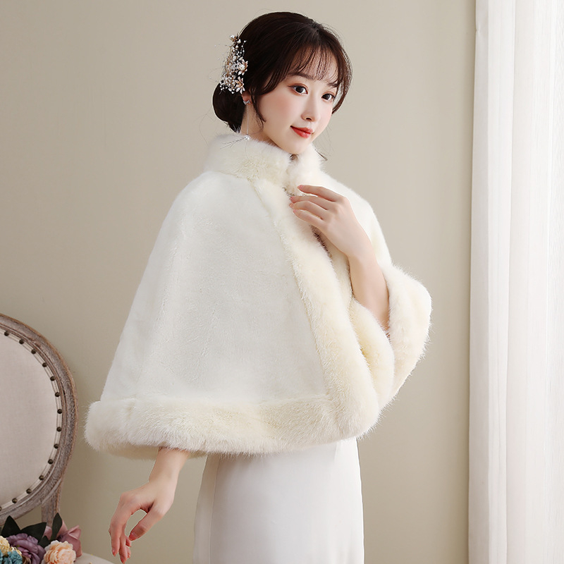 Svadbeni čongsam s krznenim kaputom - za žene; Materijal: umjetna krzno; Sezone: zima, proljeće, jesen; Stil: elegantan društveni; Porijeklo: Suzhou