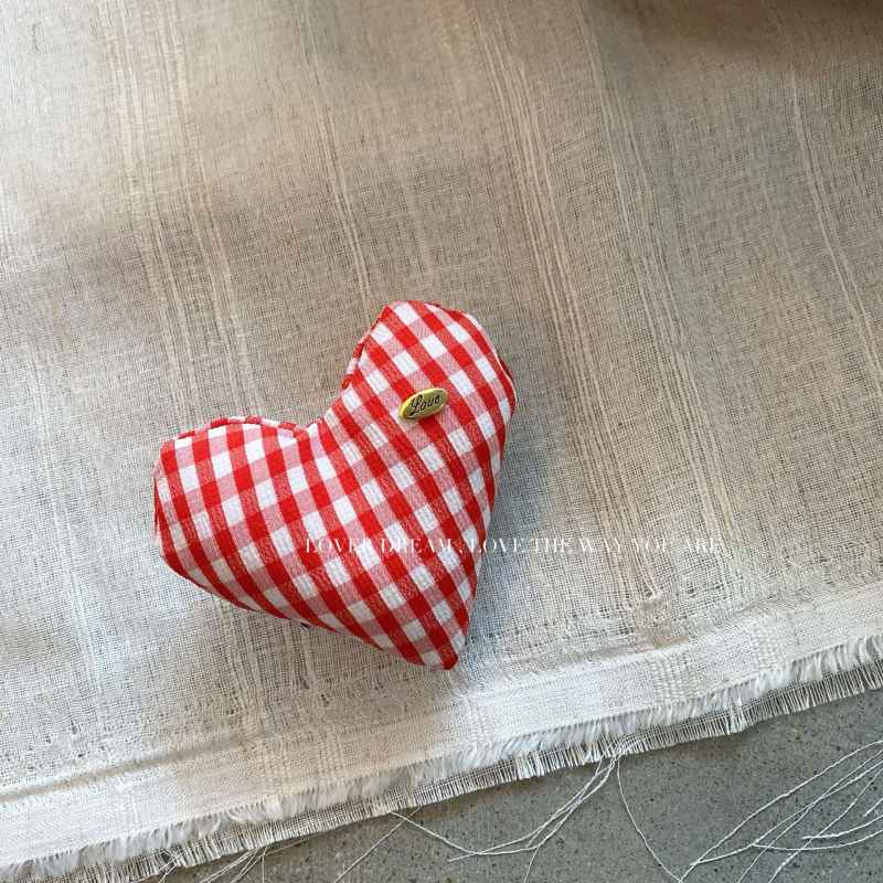 Srca oblika broš s elektroplatiranim premazom, mješani materijali, korejski stil, dvostruka upotreba, zima 2024