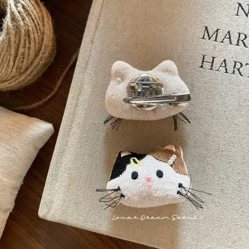 Broš za odjeću – ručno izrađeni, mješavina materijala, motiv mačice i djevojčice, korejski stil, dvostruka upotreba