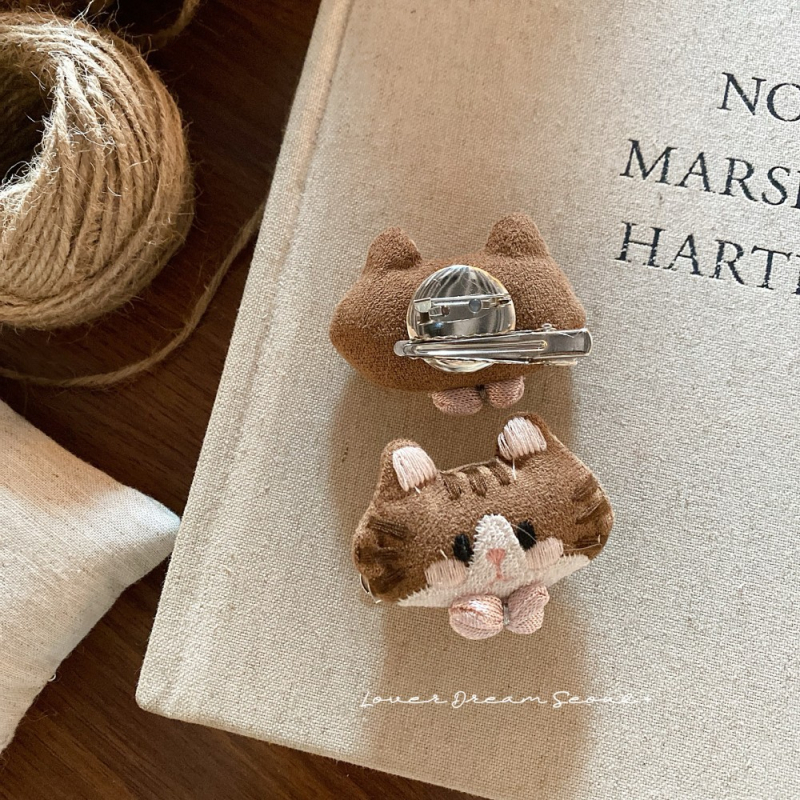 Broš za odjeću – ručno izrađeni, mješavina materijala, motiv mačice i djevojčice, korejski stil, dvostruka upotreba