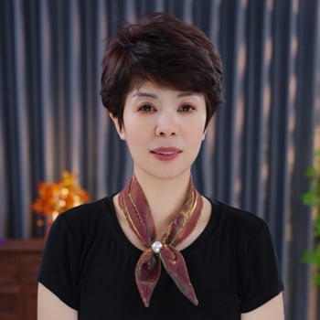 Τριγωνικό φουλάρι λαιμού για την άνοιξη — ύφασμα πολυεστέρα πάνω από 96%, ευέλικτο και κομψό αξεσουάρ μόδας.