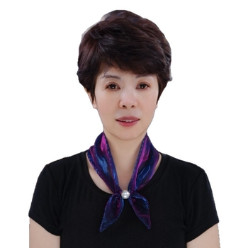 Τριγωνικό φουλάρι λαιμού για την άνοιξη — ύφασμα πολυεστέρα πάνω από 96%, ευέλικτο και κομψό αξεσουάρ μόδας.